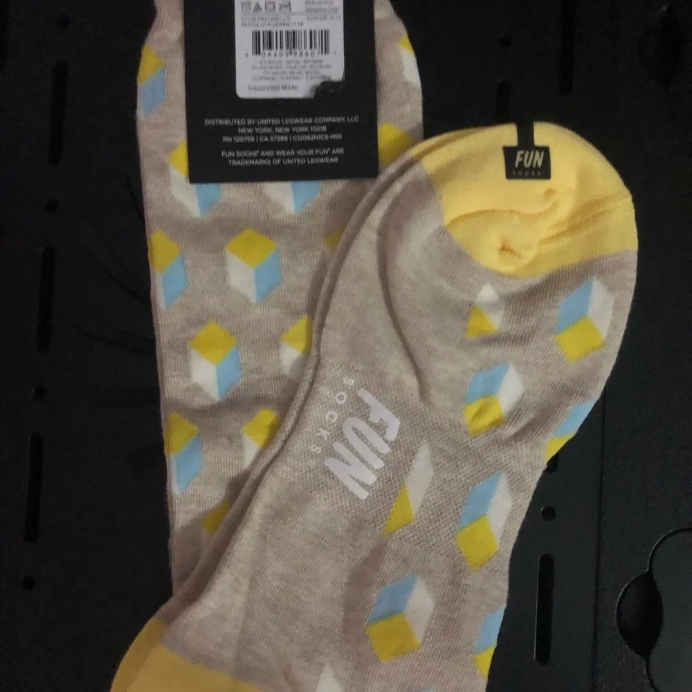 Men’s Beige Geometric Dress Crew Socks – Yellow & Light Blue